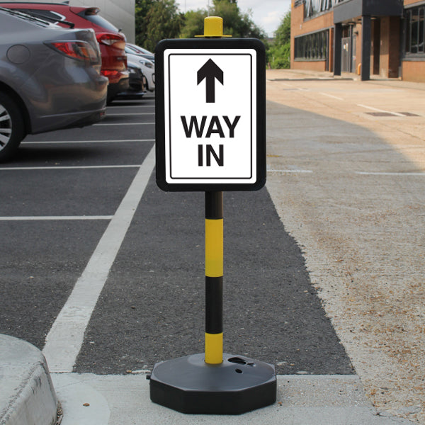 Temporary Signpost – Way In – Arrow Up